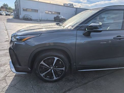 Used 2022 Toyota Highlander XSE AWD/4WD image 2