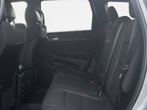 Used 2018 Jeep Grand Cherokee Laredo AWD/4WD image 13