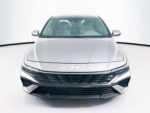 Used 2025 Hyundai Elantra SEL image 2