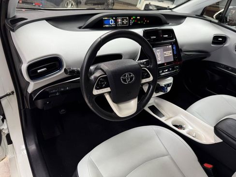 Used 2017 Toyota Prius Four Touring w/ Premium Convenience Package FWD image 9