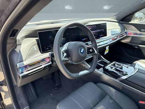Used 2025 BMW i7 eDrive50 w/ Premium Package image 4