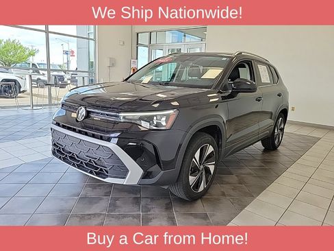 Used 2025 Volkswagen Taos SE AWD/4WD image 2