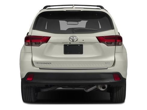 Used 2017 Toyota Highlander XLE w/ Carpet Mat Package image 6