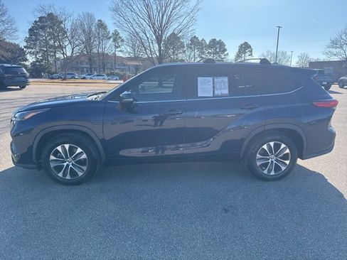 Used 2022 Toyota Highlander XLE image 2