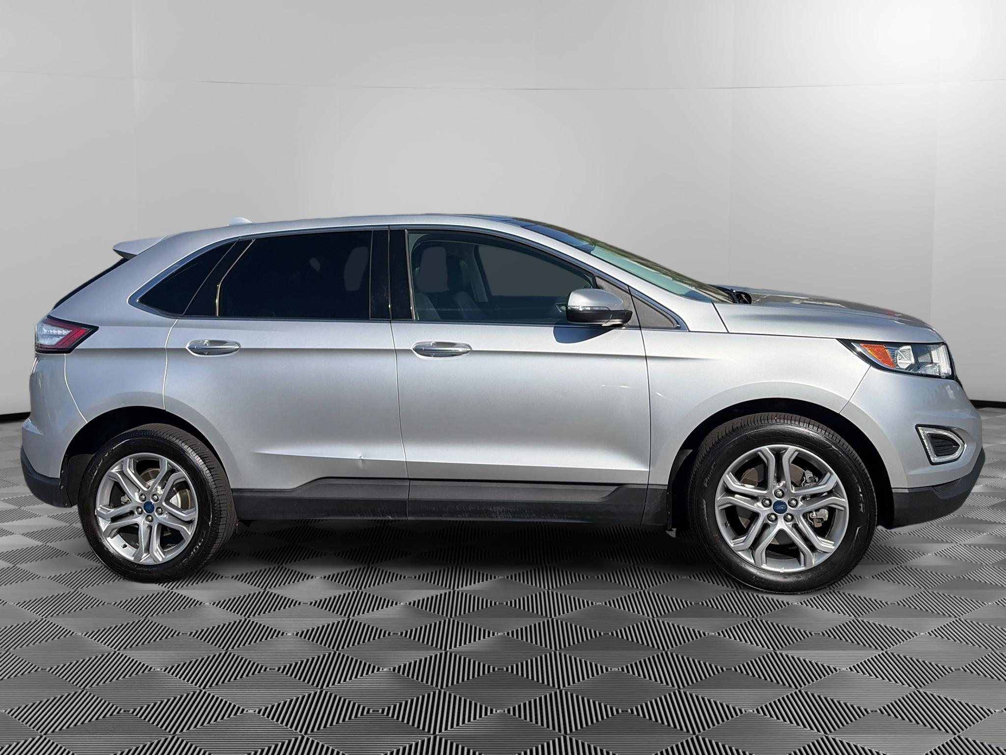 Used 2018 Ford Edge Titanium w/ Equipment Group 301A AWD/4WD image 8