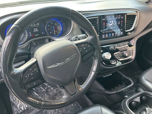 Used 2020 Chrysler Pacifica Touring-L image 22