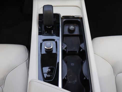 Used 2024 Volvo XC60 B5 Core image 32