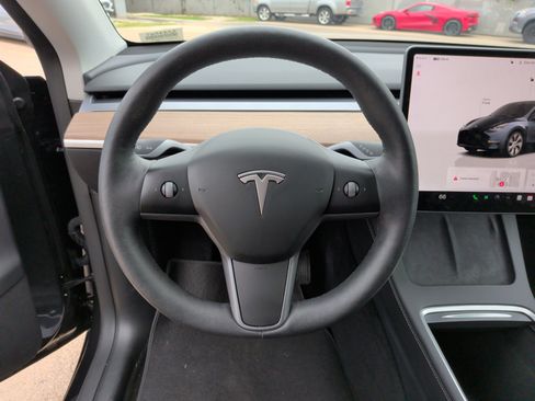Used 2024 Tesla Model Y 2WD image 17