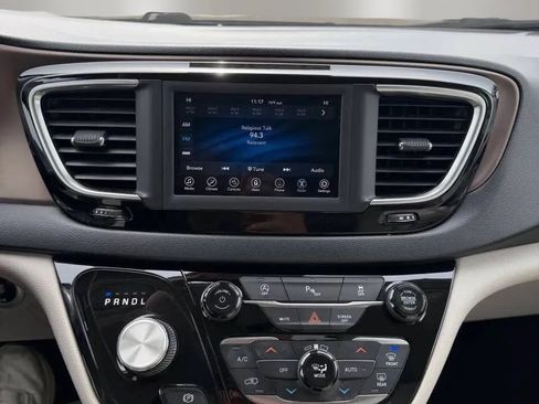 Used 2019 Chrysler Pacifica Touring-L FWD image 15