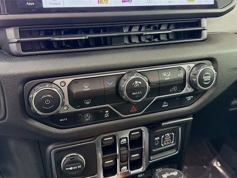 Used 2024 Jeep Wrangler Willys image 15