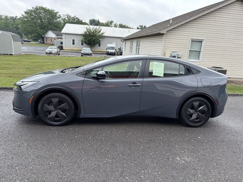 Used 2024 Toyota Prius LE FWD image 7