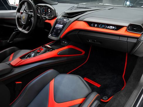 Used 2024 Lamborghini Revuelto image 35