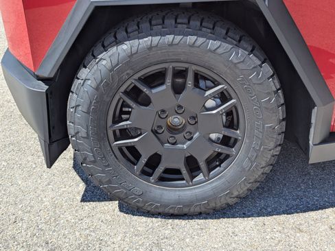 Used 2024 Tesla Cybertruck AWD Crew Cab image 39