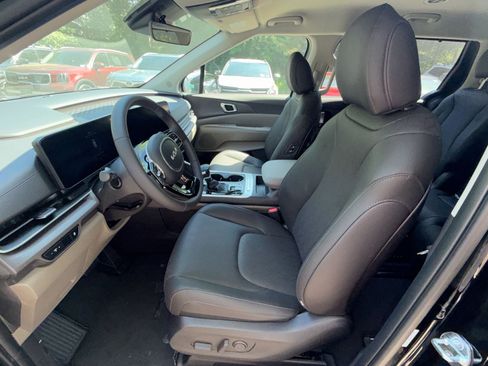 New 2026 Kia Carnival EX FWD image 25