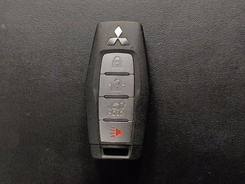 Used 2022 Mitsubishi Outlander SE image 32