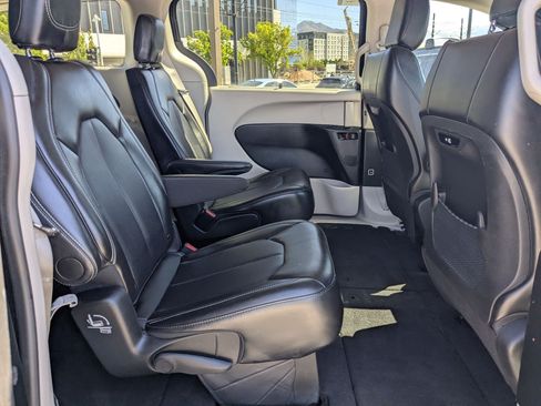 Used 2024 Chrysler Pacifica Touring-L FWD image 31