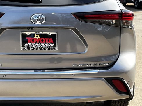 Used 2025 Toyota Highlander Platinum image 6