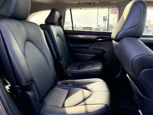 Used 2022 Toyota Highlander Platinum image 13