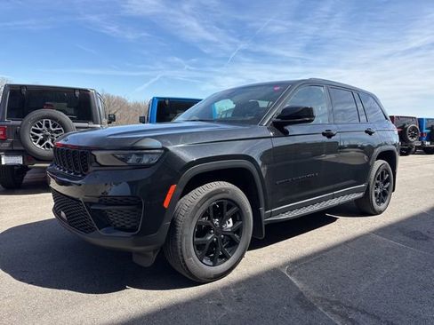 Used 2024 Jeep Grand Cherokee Altitude AWD/4WD image 7