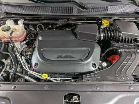 Used 2024 Chrysler Pacifica Touring-L FWD image 32