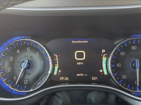 Used 2024 Chrysler Pacifica Touring-L image 11