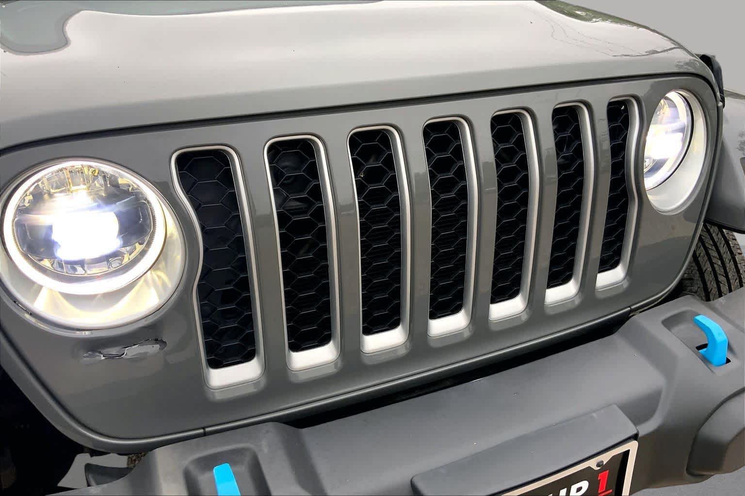 Used 2023 Jeep Wrangler Unlimited Sahara w/ Cold Weather Group AWD/4WD image 29