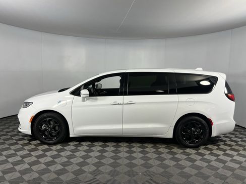 Certified 2022 Chrysler Pacifica Limited w/ Uconnect Theater Family Group image 9