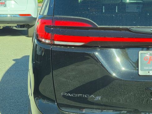 New 2026 Chrysler Pacifica Select w/ S Appearance Package image 6