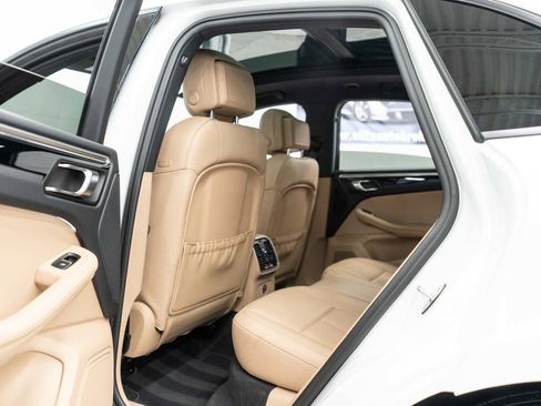 Used 2023 Porsche Macan image 26