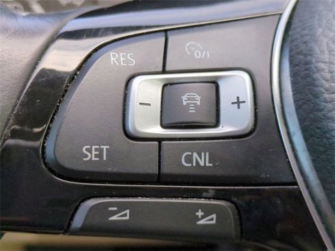 Used 2017 Volkswagen Passat 1.8T SEL Premium image 25