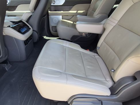 Used 2023 Lincoln Navigator Reserve AWD/4WD image 17
