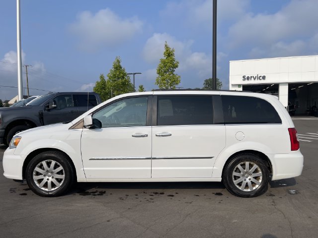 Used 2016 Chrysler Town & Country Touring w/ Driver Convenience Group FWD image 2