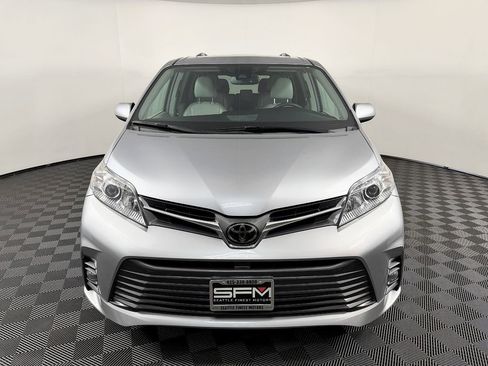 Used 2018 Toyota Sienna XLE w/ XLE Navigation Package image 4