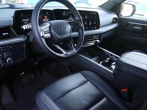 Used 2025 Chevrolet Suburban Z71 image 13