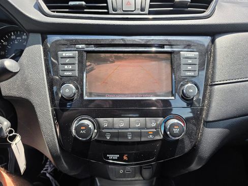 Used 2018 Nissan Rogue S FWD image 16