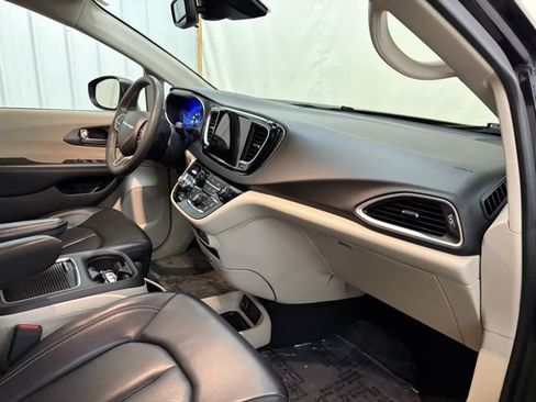 Used 2023 Chrysler Pacifica Touring-L image 25