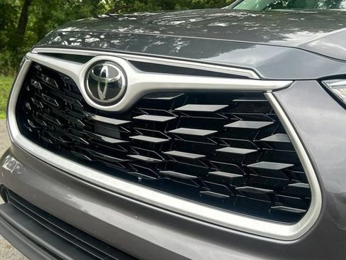 Used 2021 Toyota Highlander XLE AWD/4WD image 11