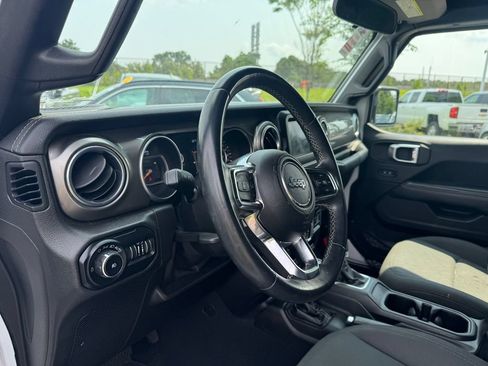 Used 2018 Jeep Wrangler Unlimited Sahara w/ Dual Top Group AWD/4WD image 24