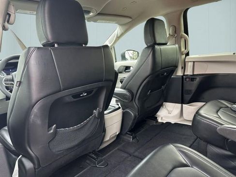 Used 2023 Chrysler Pacifica Touring-L AWD/4WD image 23