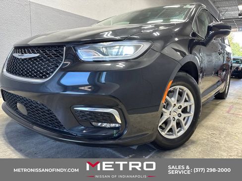 Used 2022 Chrysler Pacifica Touring-L FWD image 1