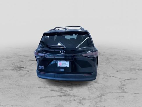 Used 2026 Toyota Sienna LE FWD image 9
