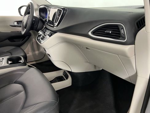 Certified 2024 Chrysler Pacifica Touring-L image 32