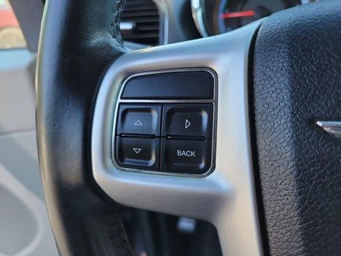 Used 2014 Chrysler Town & Country Touring image 25