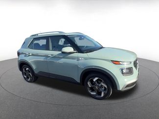 Used 2025 Hyundai Venue SEL video 2