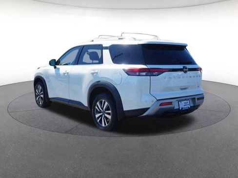 Certified 2024 Nissan Pathfinder SL image 3