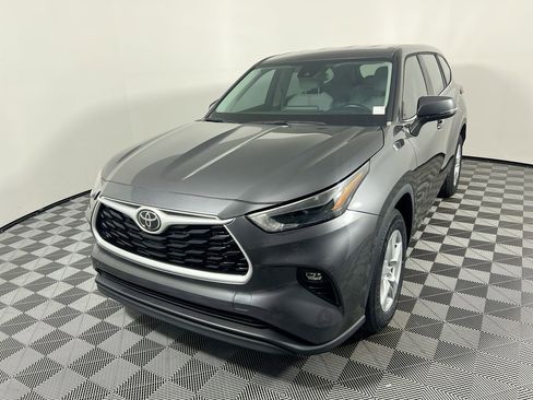 Used 2023 Toyota Highlander LE image 9