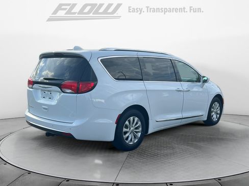 Used 2018 Chrysler Pacifica Touring-L FWD image 9