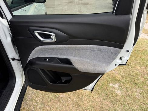 Used 2024 Jeep Compass Latitude image 21