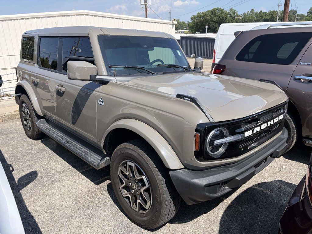 Used 2025 Ford Bronco Outer Banks AWD/4WD image 1