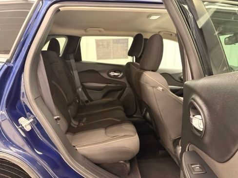 Used 2016 Jeep Cherokee Latitude AWD/4WD image 9